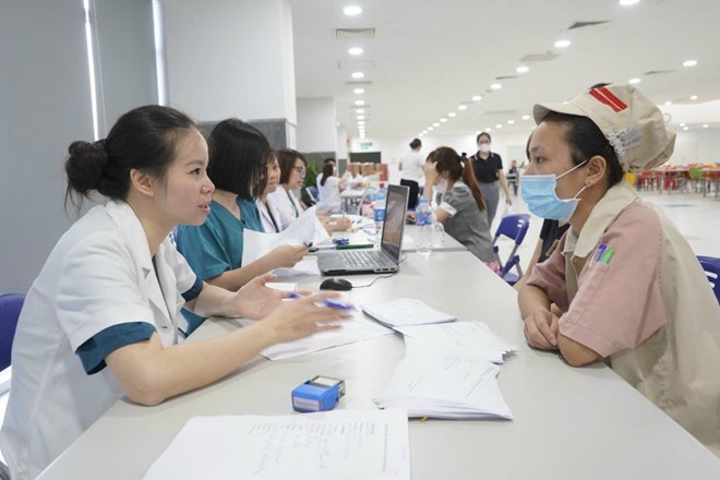 Công nhân lao động các khu công nghiệp - chế xuất được khám, tư vấn sức khoẻ miễn phí.