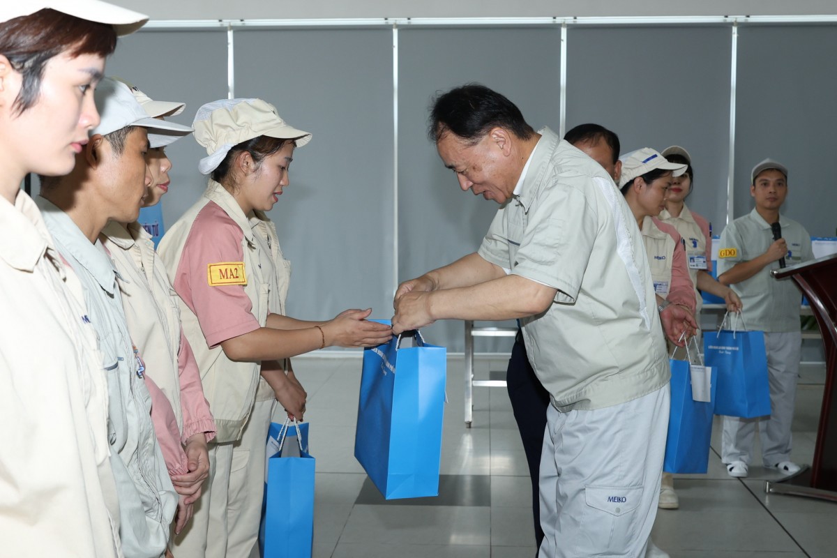Công ty TNHH Điện tử Meiko Việt Nam trao quà cho người lao động.