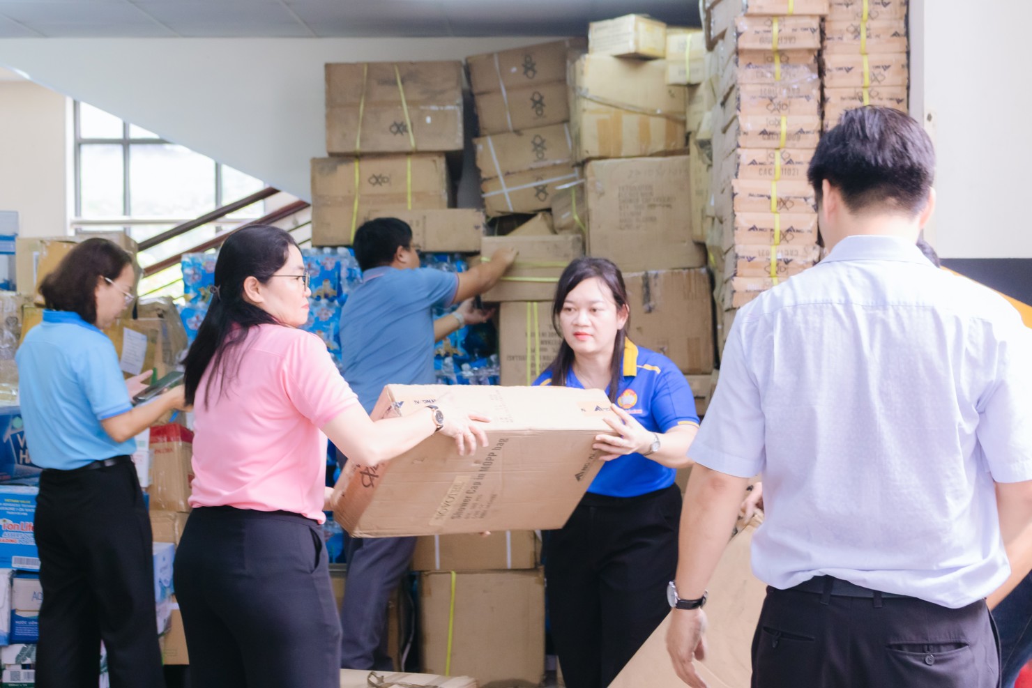 Chuyển hàng ra miền Bắc và miền Trung hỗ trợ đồng bào chịu thiệt hại do bão, lũ. Ảnh: MT