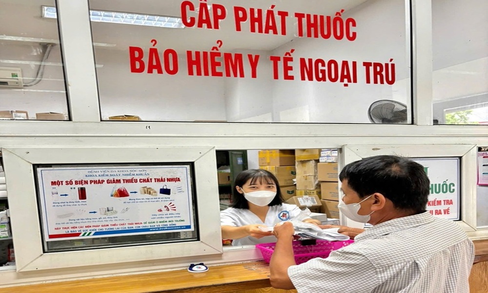 Người dân nhận thuốc được cấp phát từ Quỹ BHYT chi trả.