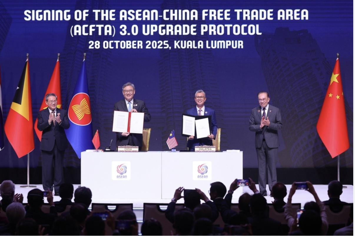 Lễ ký Nghị định thư nâng cấp Hiệp định Thương mại tự do ASEAN-Trung Quốc (ACFTA 3.0). Ảnh: MOIT