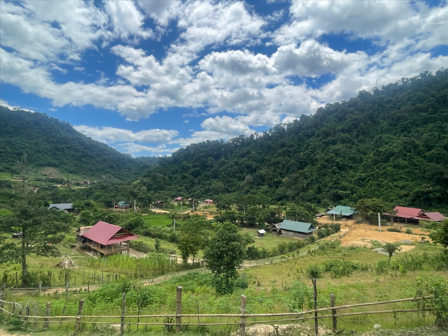 Bản làng người Đan Lai ở xã Môn Sơn khoác áo mới nhờ việc triển khai các dự án, hợp phần từ Chương trình MTQG 1719.