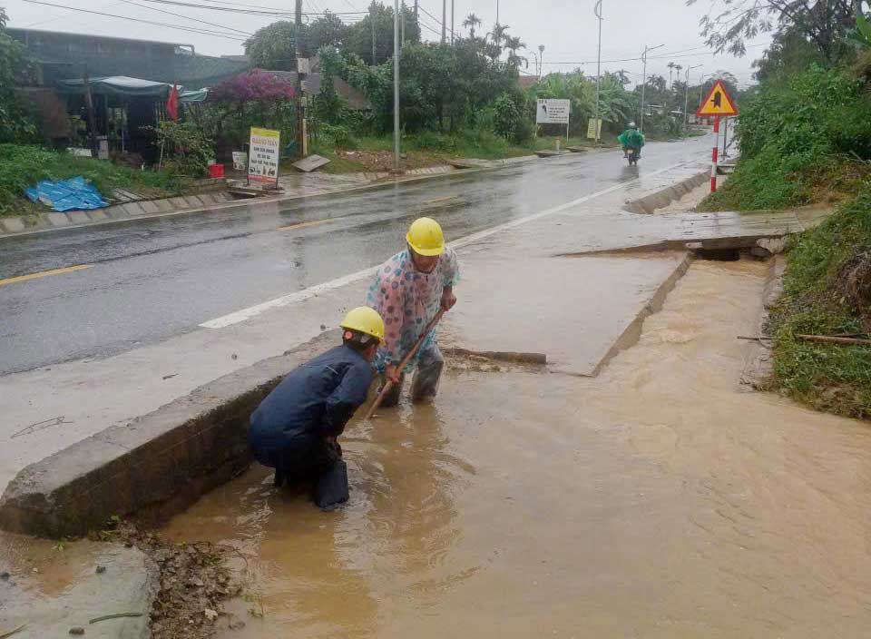 Mưa lớn gây ngập nước và đất đá lấp cống rãnh tại nhiều vị trí trên các tuyến đường.