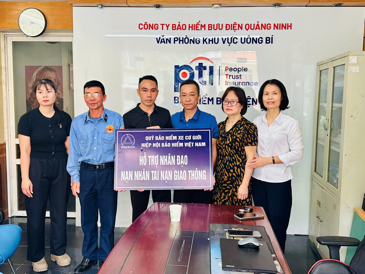 Đại diện Bảo hiểm Bưu điện Uông Bí trao hỗ trợ nhân đạo cho gia đình các nạn nhân.