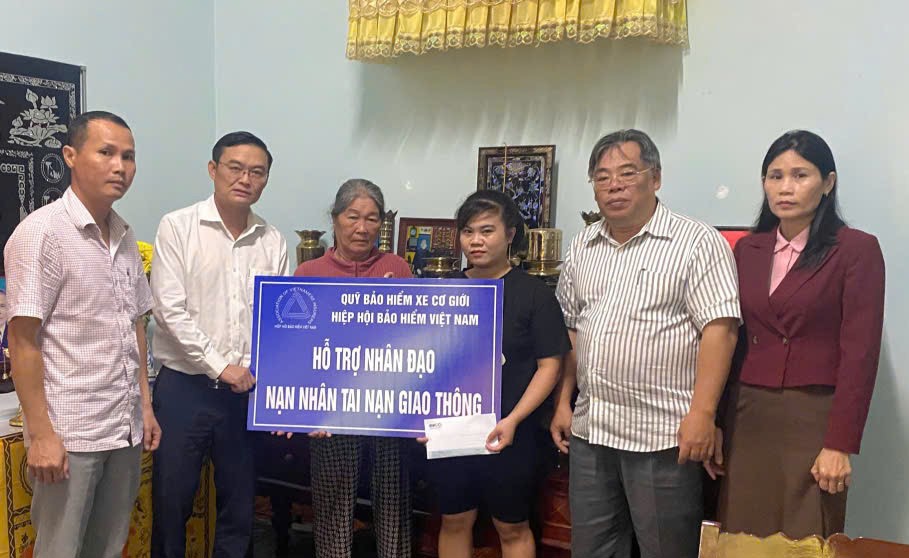 Công ty Bảo Hiểm BIDV Quảng Ngãi  đại diện Quỹ Bảo hiểm xe cơ giới trao hỗ trợ nhân đạo cho gia đình nạn nhân.