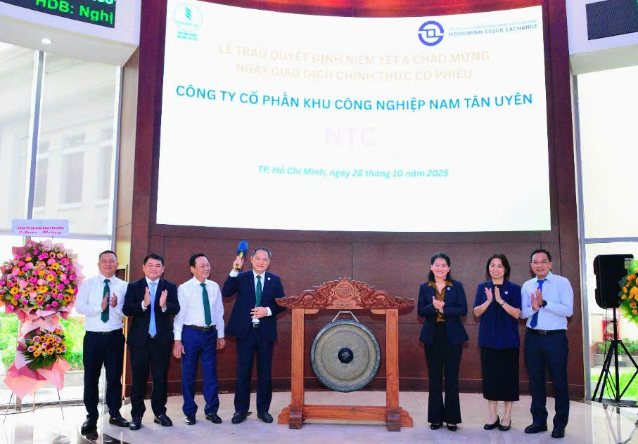 Lễ trao quyết định niêm yết cho Công ty Cổ phần Khu công nghiệp Nam Tân Uyên