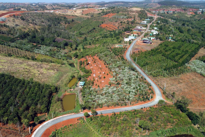 Nhờ được tiếp cận nguồn vốn từ Chương trình MTQG, nhiều tuyến đường giao thông kết nối các vùng đồng bào DTTS tỉnh Lâm Đồng đã được cải tạo, nâng cấp, tạo điều kiện đi lại thuận lợi cho người dân (nguồn internet).