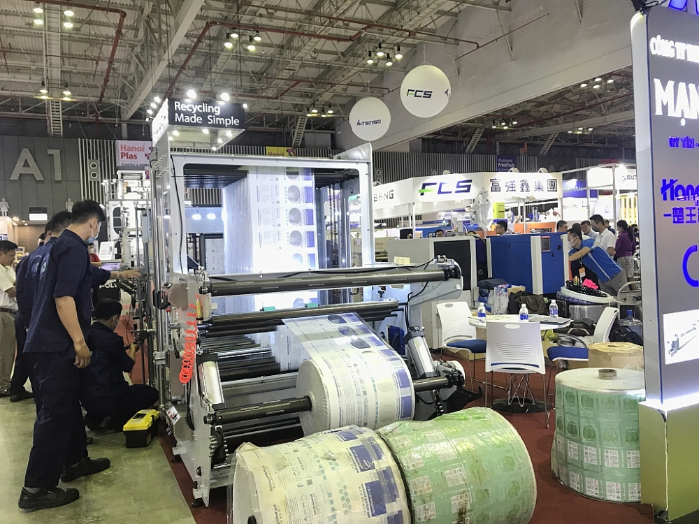 Doanh nghiệp ngành nhựa đầu tư nhiều máy móc sản xuất hiện đại. Ảnh: T.Hòa