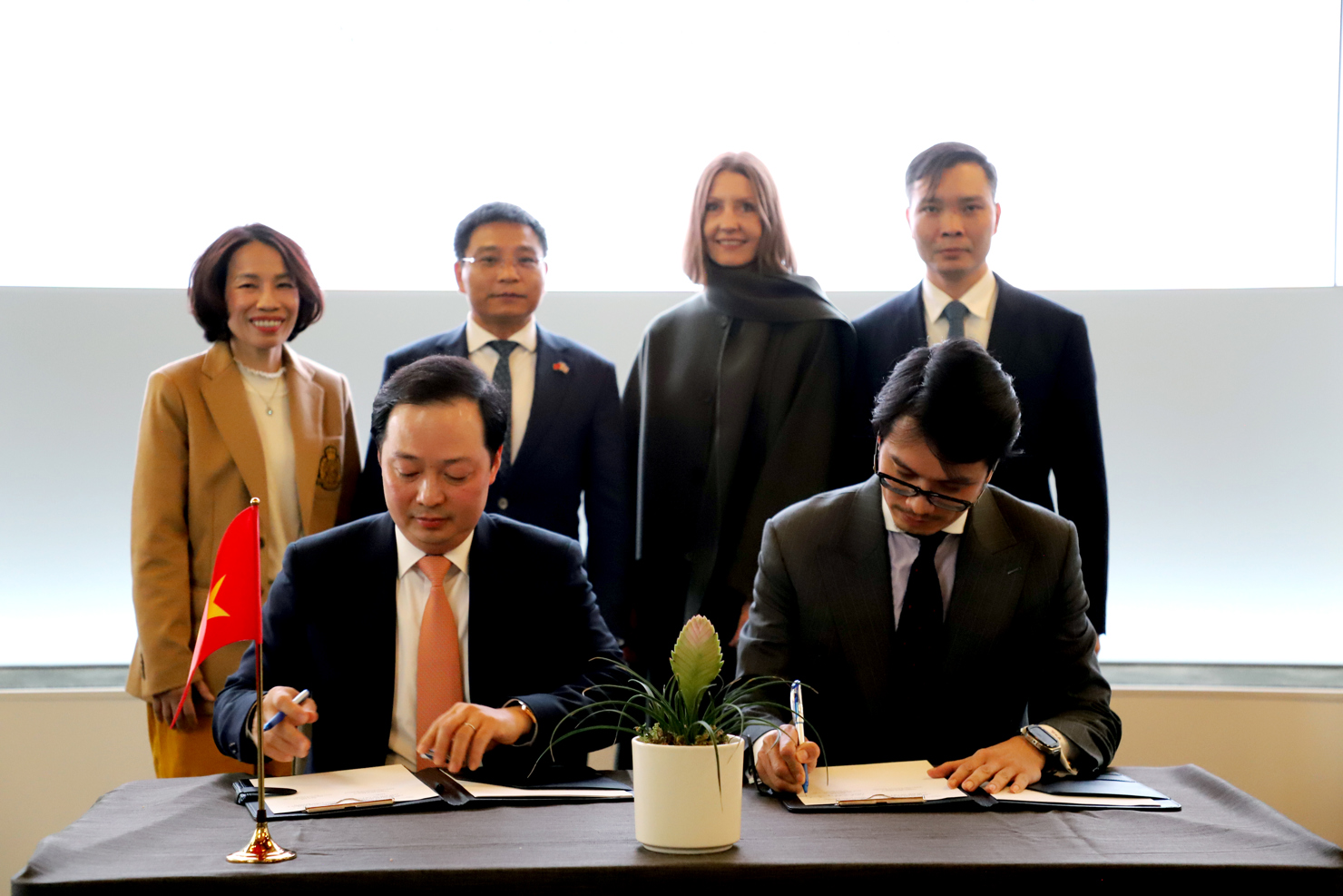 Đại diện của Bộ Tài và Ngân hàng J.P. Morgan ký biên bản ghi nhớ hợp tác.