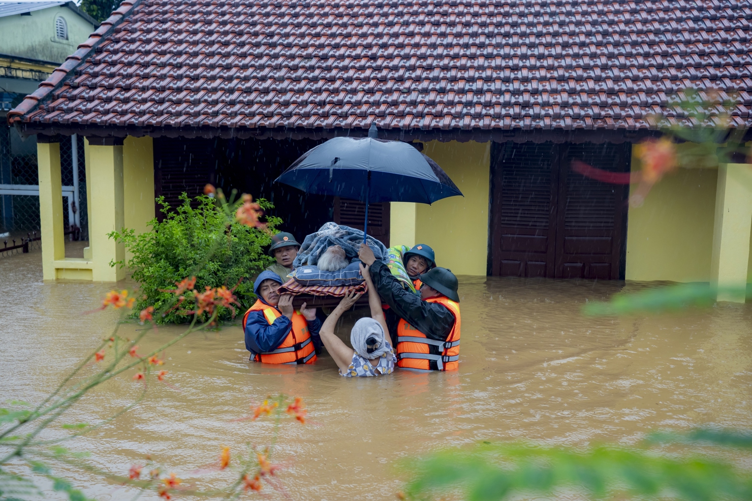 Sơ tán người dân vùng ngập lụt tại TP Huế.