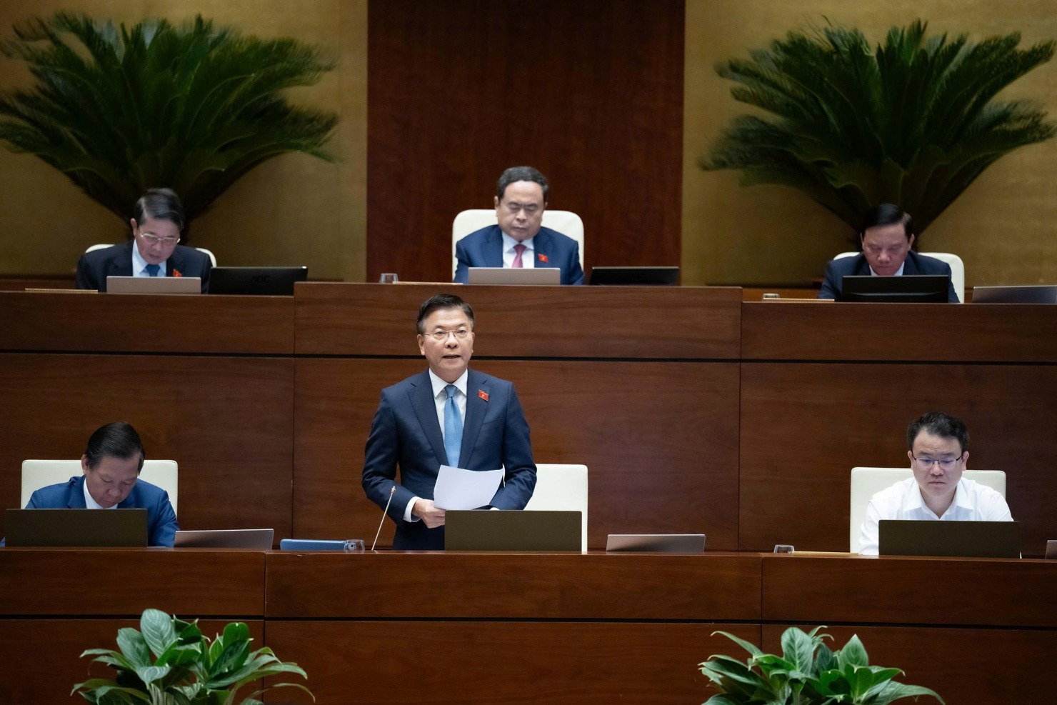 Phó Thủ tướng Chính phủ Lê Thành Long phát biểu tại Phiên họp.