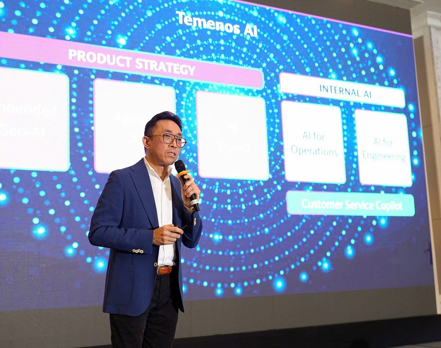 Ông Frankie Wai, Giám đốc Giải pháp Kinh doanh Khu vực Châu Á, Thái Bình Dương chia sẻ về chủ đề “AI trong ngành ngân hàng: Từ dữ liệu đến tác động”