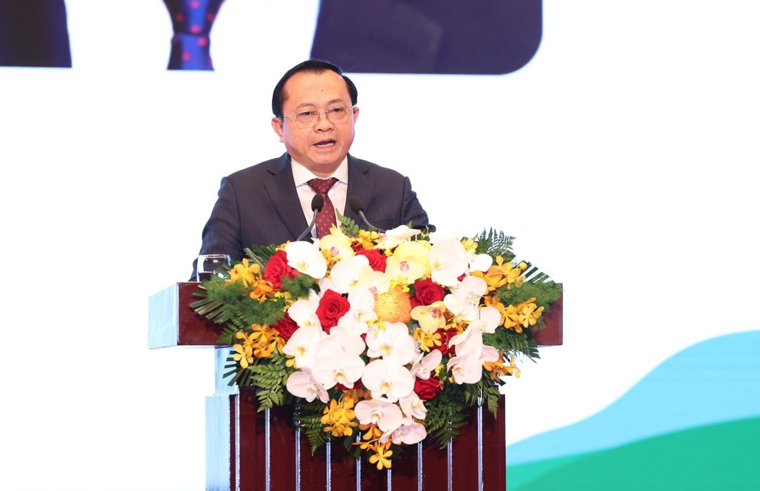 Thứ trưởng Lê Tấn Cận nêu thông điệp: “Sự trung thực và minh bạch trong thông tin chính là nền tảng của niềm tin, từ đó bảo đảm dòng vốn vận hành đúng hướng, đúng mục tiêu và phục vụ phát triển bền vững”.