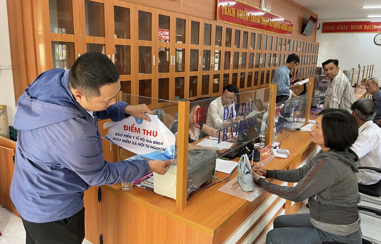 Triển khai chính sách BHXH, BHYT, bảo hiểm thất nghiệp tại Trung tâm Phục vụ hành chính công xã Tiên Phước. Ảnh: CTV