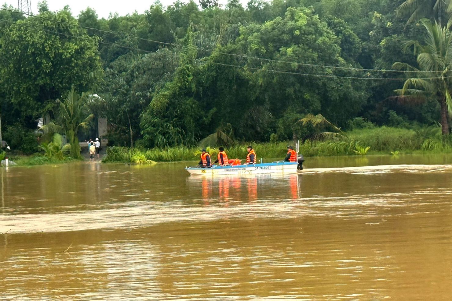Tình hình mưa lũ đang diễn biến phức tạp tại một số tỉnh miền Trung, công tác cứu hộ, tìm kiếm cứu nạn đang được thực hiện khẩn trương.  