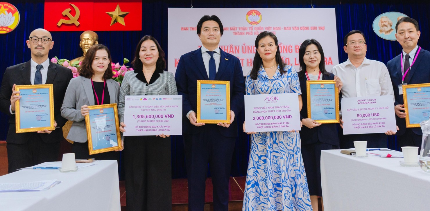 Các doanh nghiệp chung tay ủng hộ đồng bào bị bão, lũ. Ảnh: MT