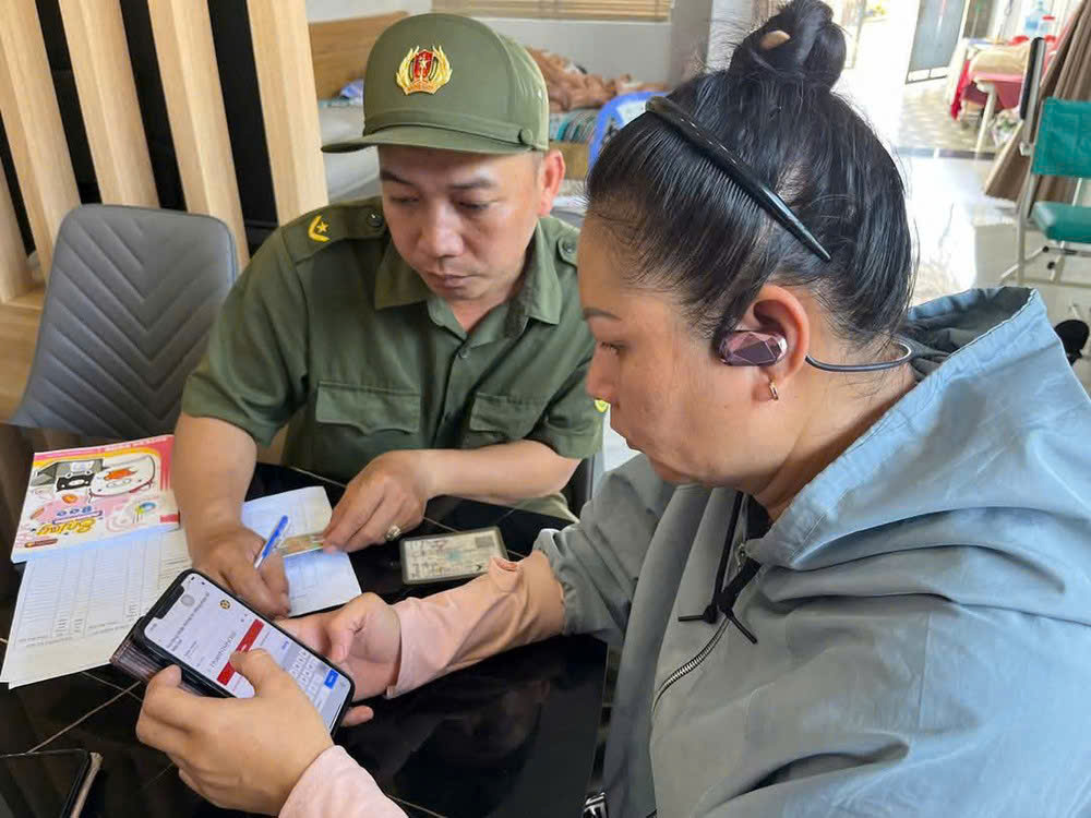 Người dân thực hiện tích hợp dữ liệu đất đai vào ứng dụng VNeID.  Ảnh: CTV