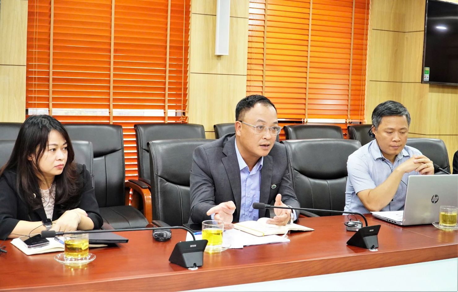 Phó Chủ tịch UBCKNN Bùi Hoàng Hải (ngồi giữa) trao đổi với đoàn công tác của FTSE Russell.