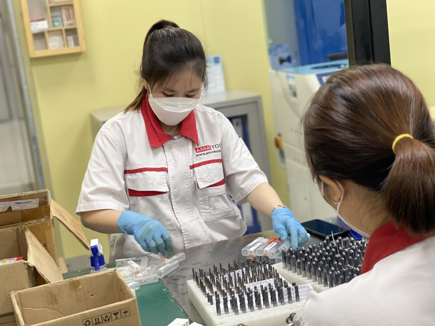 Các doanh nghiệp đang nỗ lực cho hành trình "chuyển đổi kép". Ảnh minh hoạ: H.Dịu