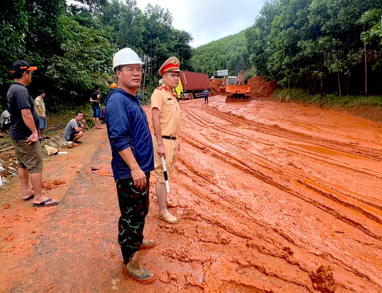 Lực lượng chức năng nỗ lực hót sụt đất đá sạt lở tràn xuống mặt đường để thông xe đường Hồ Chí Minh qua tỉnh Quảng Nam ngày 31/10.