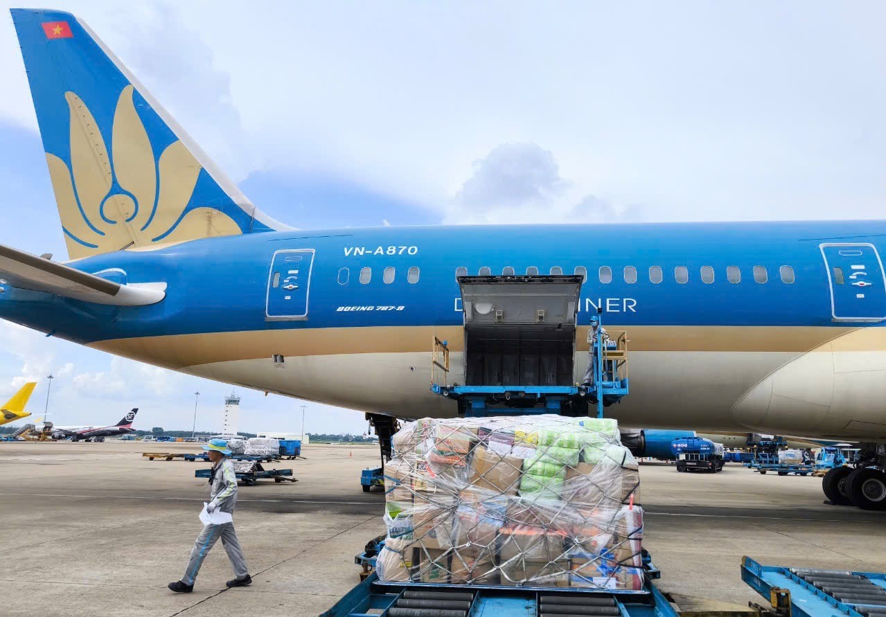 Vietnam Airlines vận chuyển miễn phí hàng hóa hỗ trợ vùng mưa lũ miền Trung. Ảnh: VN