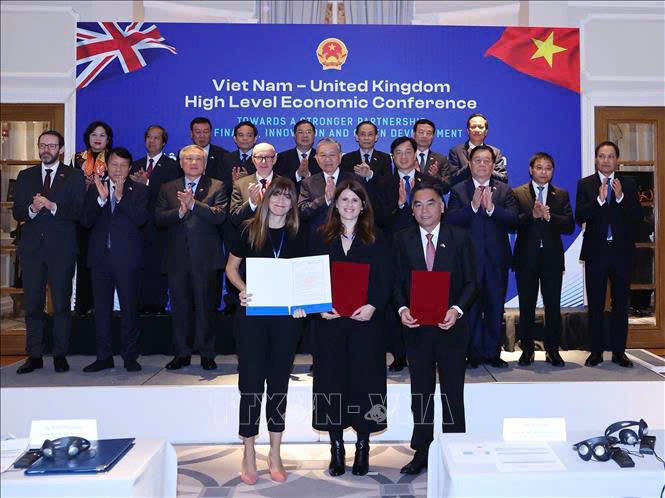 Lễ trao văn kiện được tổ chức dưới sự chứng kiến của Tổng Bí thư Tô Lâm và các thành viên trong đoàn đại biểu cấp cao của Việt Nam, trong đó có Bí thư Thành ủy TP. Hồ Chí Minh Trần Lưu Quang, tại Hội nghị Kinh tế cấp cao Việt Nam - Anh - Ảnh: TTXVN