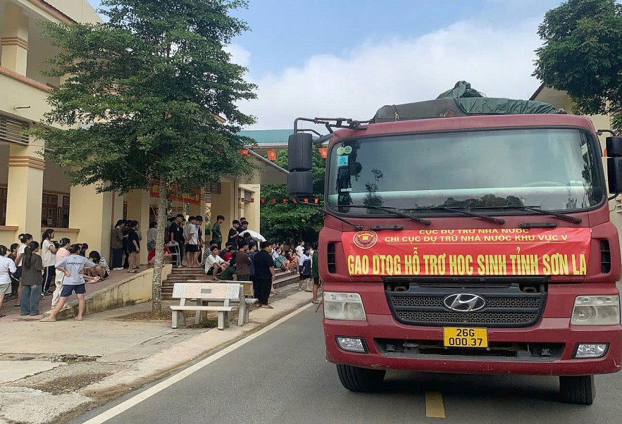 Chi cục DTNN khu vực V xuất cấp, bàn giao gạo DTQG hỗ trợ học sinh tại phường Chiềng Sinh, tỉnh Sơn La.