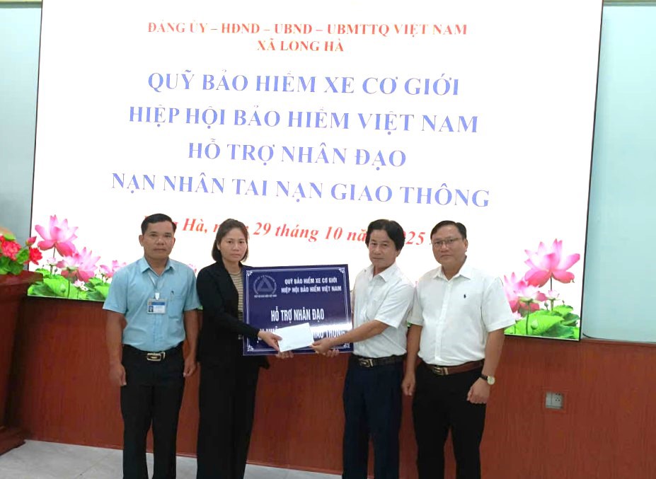 Công ty Bảo Minh Bình Phước trao hỗ trợ nhân đạo cho gia đình nạn nhân.