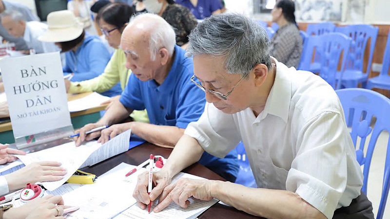 Cán bộ hưu trí được hướng dẫn mở tài khoản đê nhận lương hưu qua tài khoản.