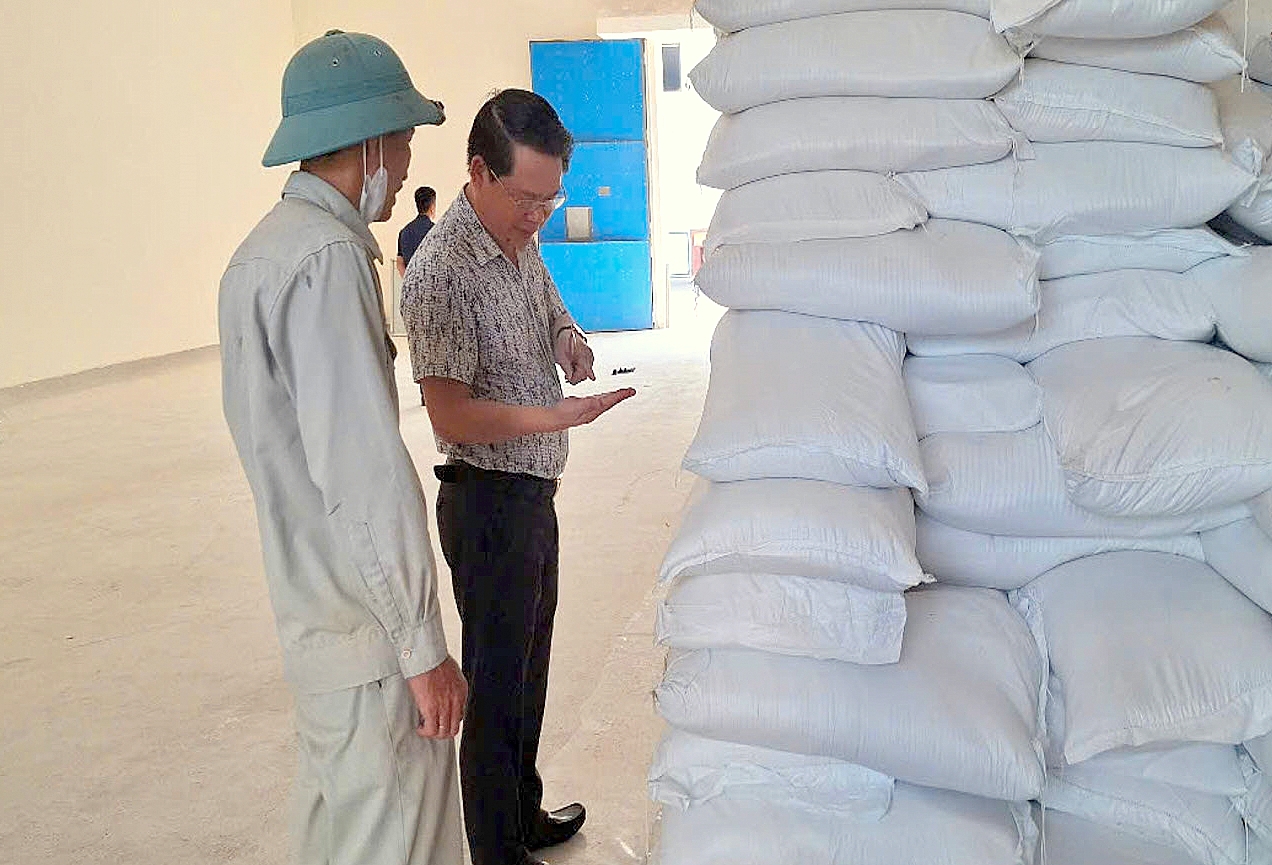 Lãnh đạo Chi cục DTNN khu vực X kiểm tra gạo dự trữ quốc gia trước khi xuất cấp.