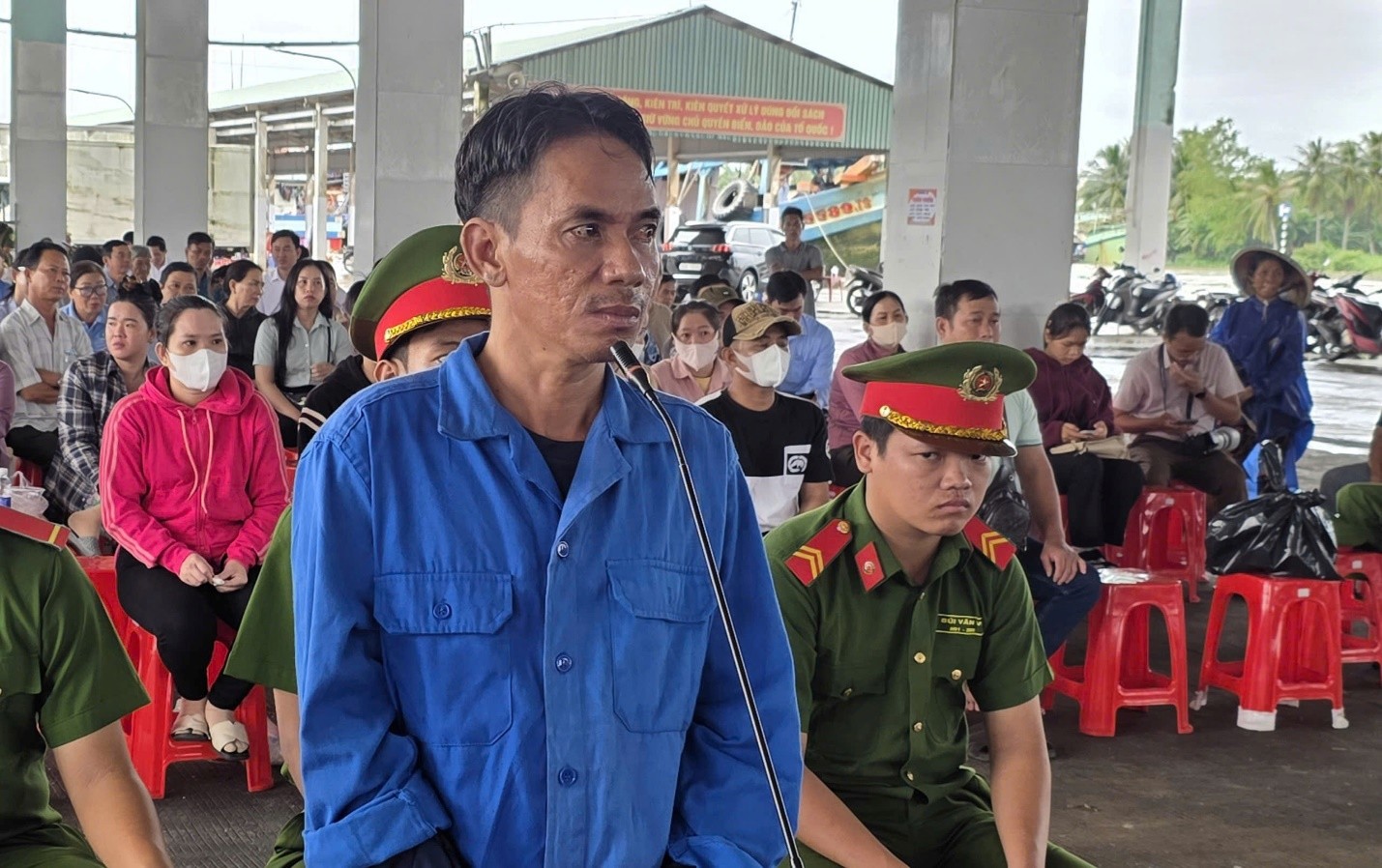 Bị cáo Lê Duy Tính tại phiên tòa xét xử lưu động ngày 30/10. Ảnh: Công an An Giang