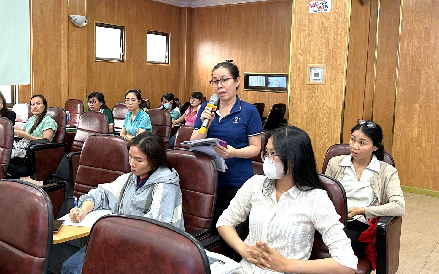 Đại diện doanh nghiệp TP. Hồ Chí Minh đặt câu hỏi về BHXH. Ảnh: Phạm Thọ