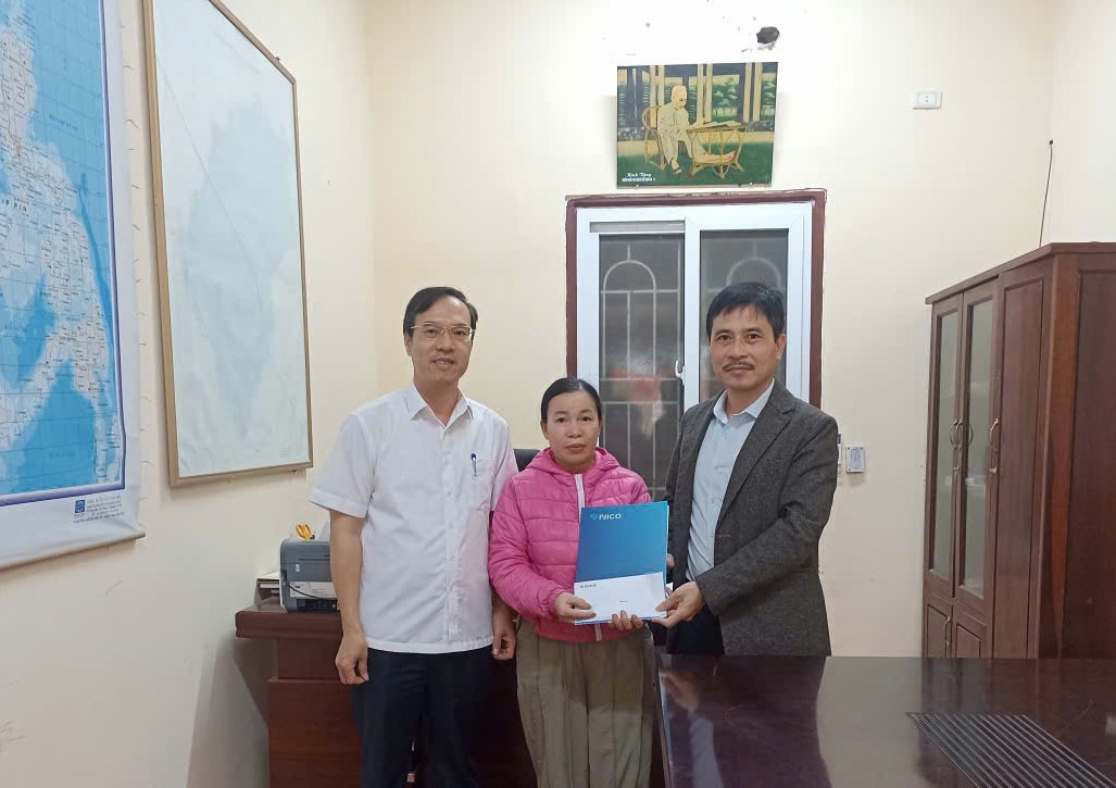 Công ty Bảo hiểm PJICO Thanh Hóa trao hỗ trợ cho gia đình nạn nhân.
