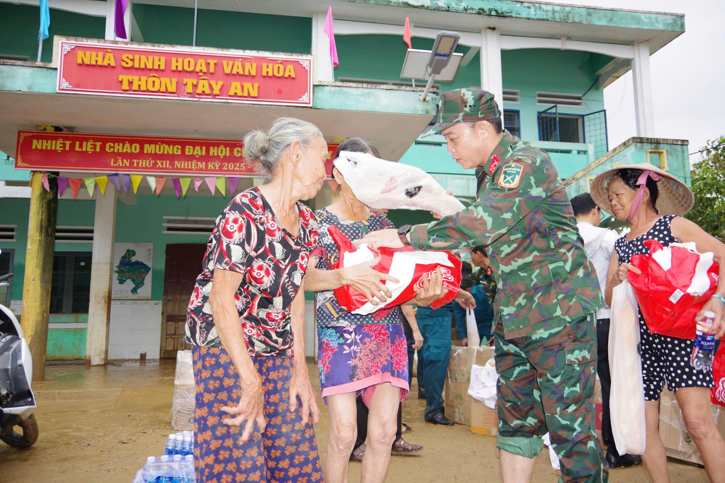 Các lực lượng chức năng cùng chính quyền địa phương tập trung khắc phục thiệt hại bão lũ tại Đà Nẵng.