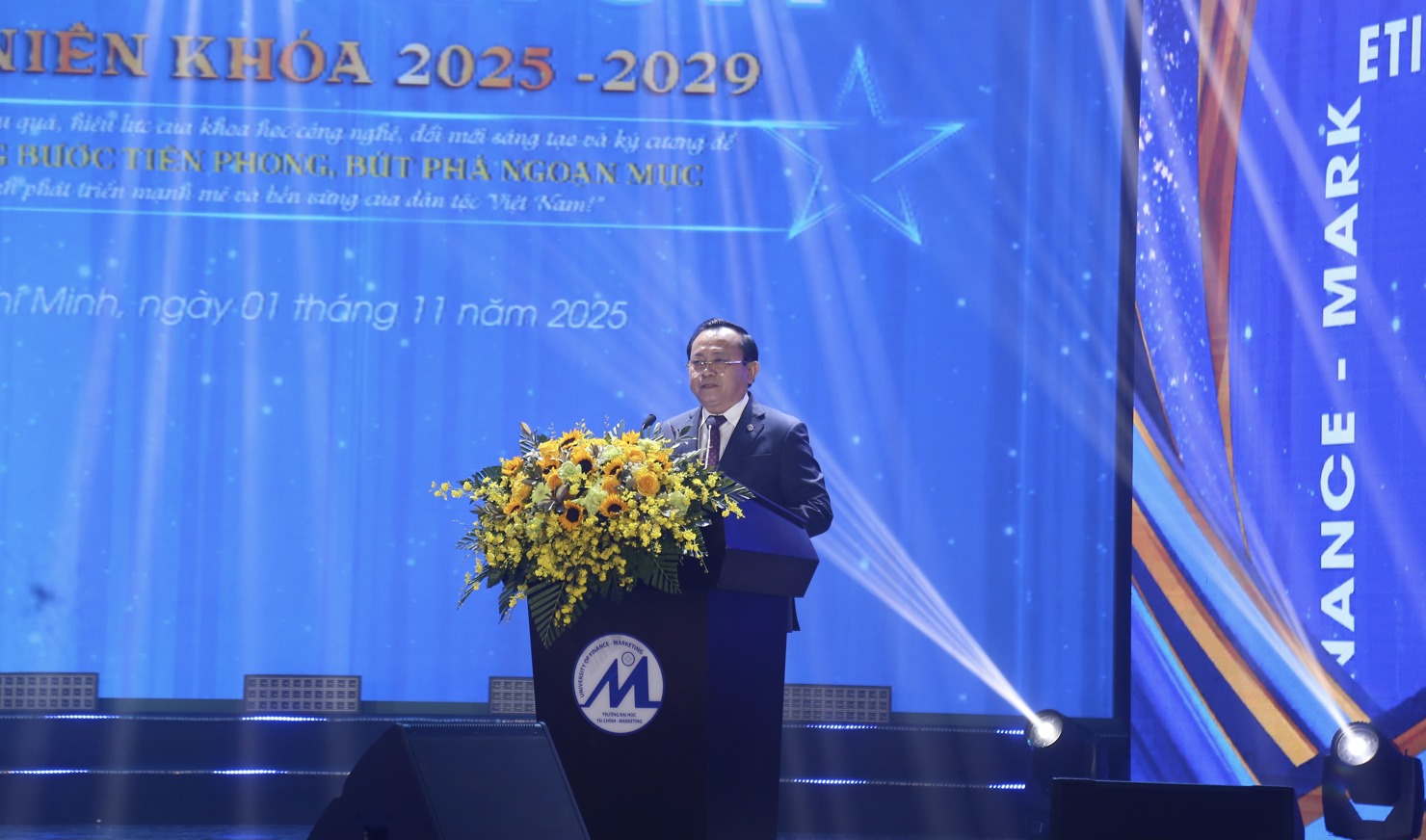 Thứ trưởng Lê Tấn Cận đề nghị các thầy giáo, cô giáo và các em sinh viên Trường Đại học Tài chính – Marketing quán triệt, thực hiện Nghị quyết số 71-NQ/TW của Bộ Chính trị. Ảnh: Lê Văn