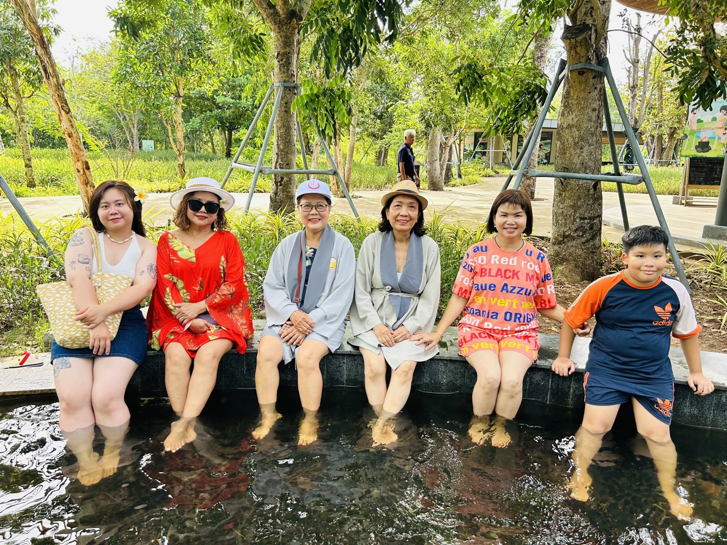 Du khách trải nghiệm dịch vụ ngâm chân tại suối nước nóng Bình Châu - TP. Hồ Chí Minh. Ảnh" CTV