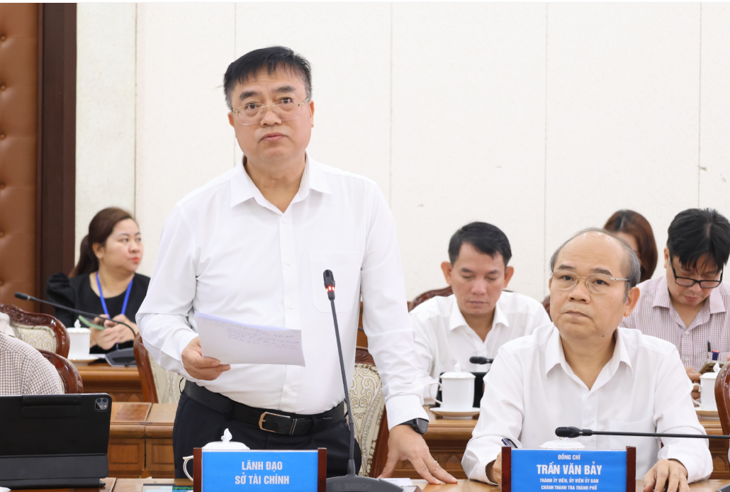 Ông Hoàng Vũ Thảnh phát biểu tại cuộc họp UBND Thành phố. Ảnh: VP