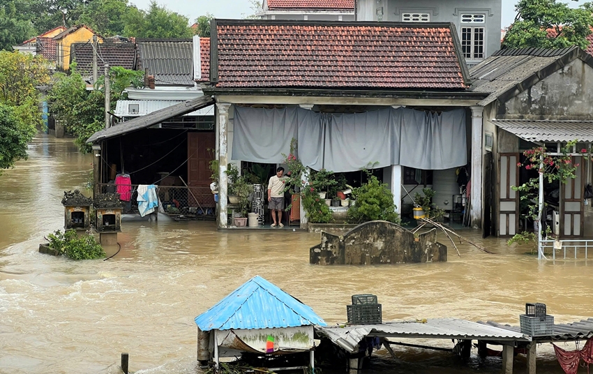 Lũ lụt kéo dài khiến đời sống vùng thấp trũng gặp nhiều khó khăn.