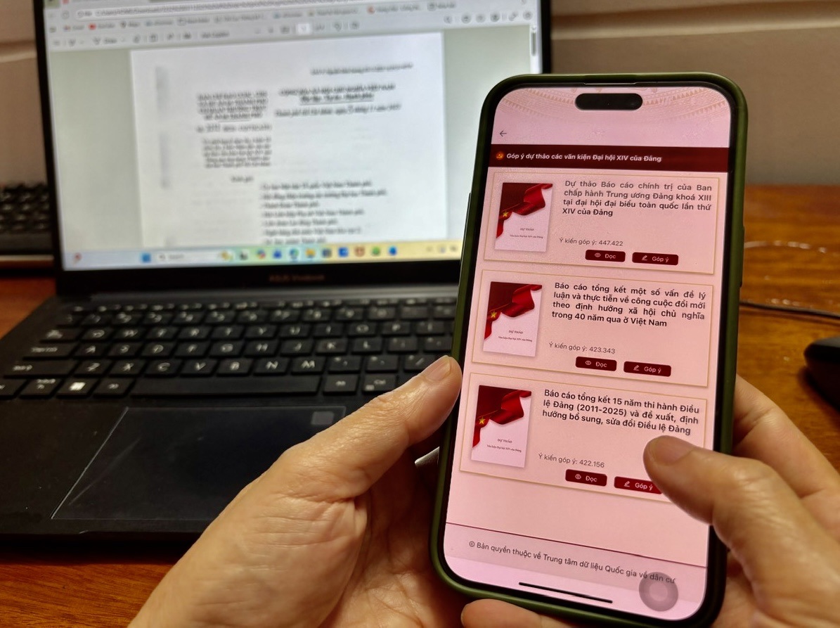 Người dân tích cực góp ý các Văn kiện Đại hội Đảng qua VNeID. Ảnh: T.H