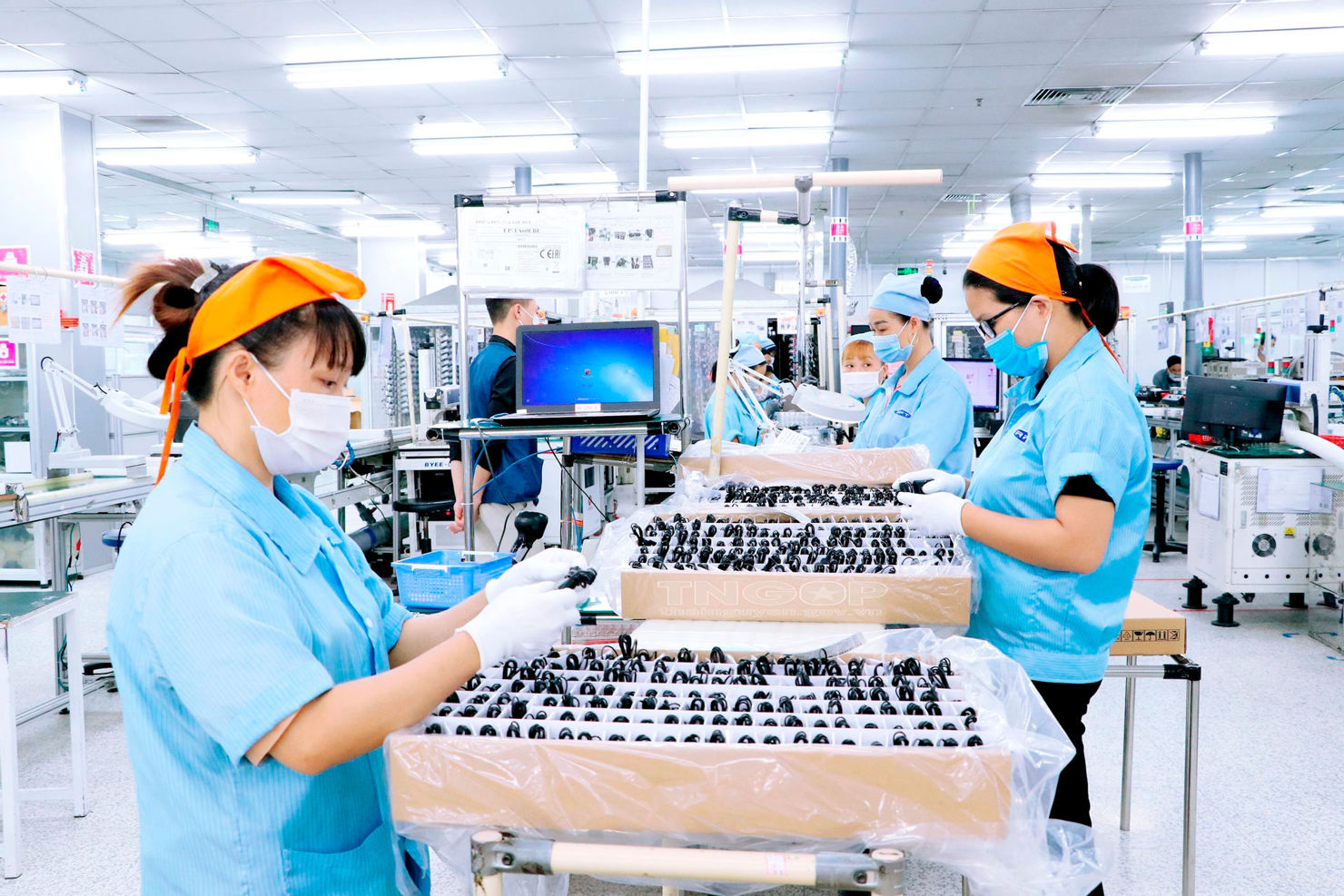 Với hàng loạt tín hiệu tích cực, Việt Nam có thể cán mốc tăng trưởng trên 8% trong năm nay.