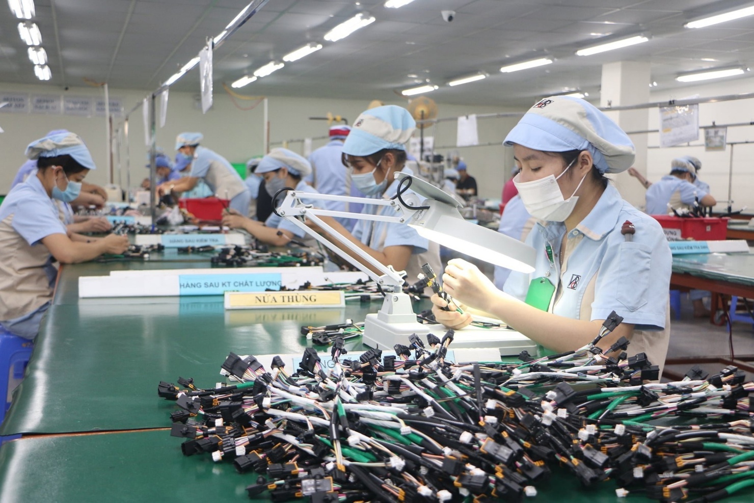 Doanh nghiệp và người lao động sắp thực hiện ký hợp đồng lao động điện tử.