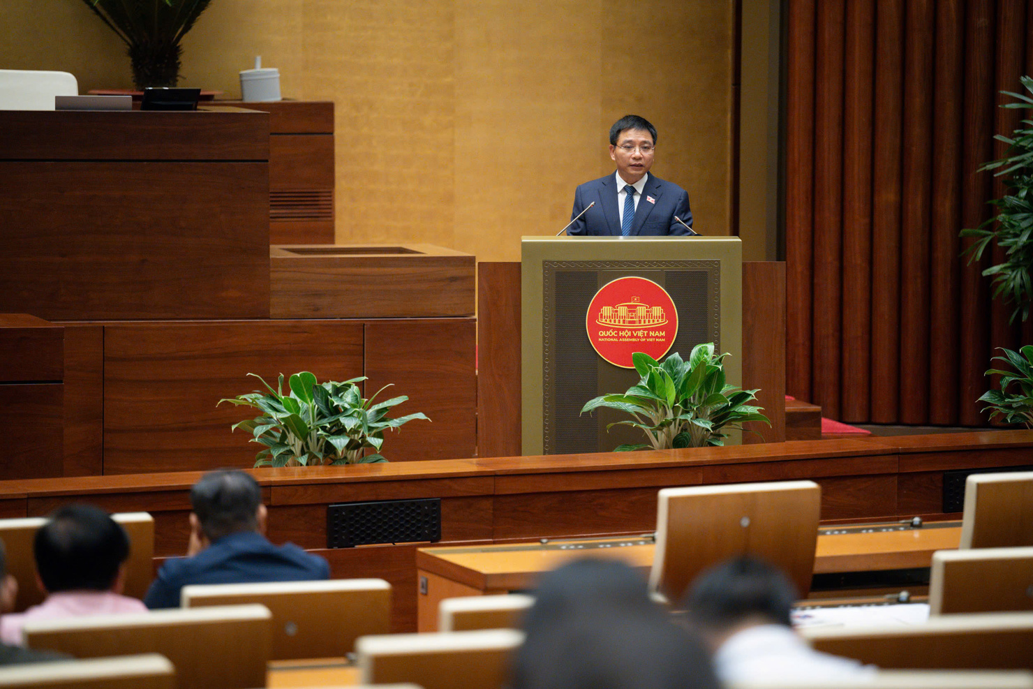 Bộ trưởng Bộ Tài chính Nguyễn Văn Thắng trình bày tờ trình các luật tại phiên họp.