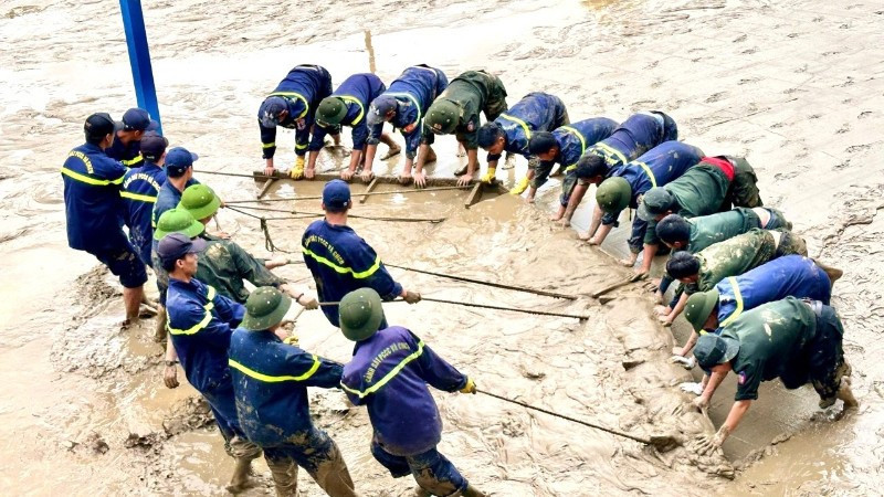 Lực lượng công an hỗ trợ Nhân dân dọn bùn sau lũ tại TP Huế.