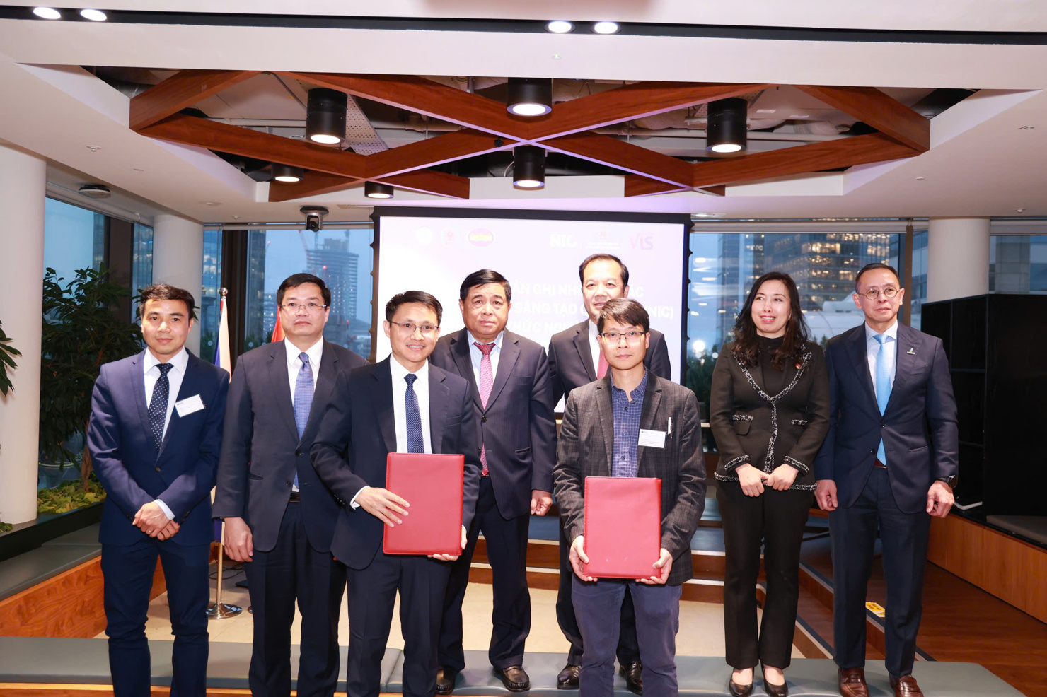 Phó Thủ tướng Nguyễn Chí Dũng chứng kiến Lễ ký kết Biên bản ghi nhớ hợp tác (MoU) giữa Trung tâm Đổi mới sáng tạo Quốc gia (Bộ Tài chính) và Hội trí thức người Việt Nam tại Vương quốc Anh và Bắc Ireland (VIS)