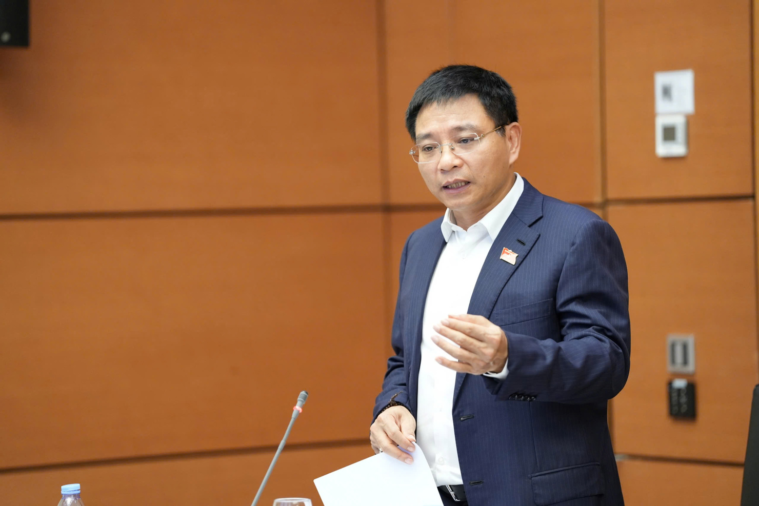 Bộ trưởng Bộ Tài chính Nguyễn Văn Thắng phát biểu tại Tổ 11.