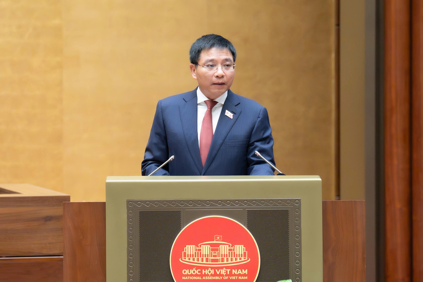 Bộ trưởng Bộ Tài chính Nguyễn Văn Thắng trình bày tờ trình của Chính phủ về các dự án luật tại phiên họp.