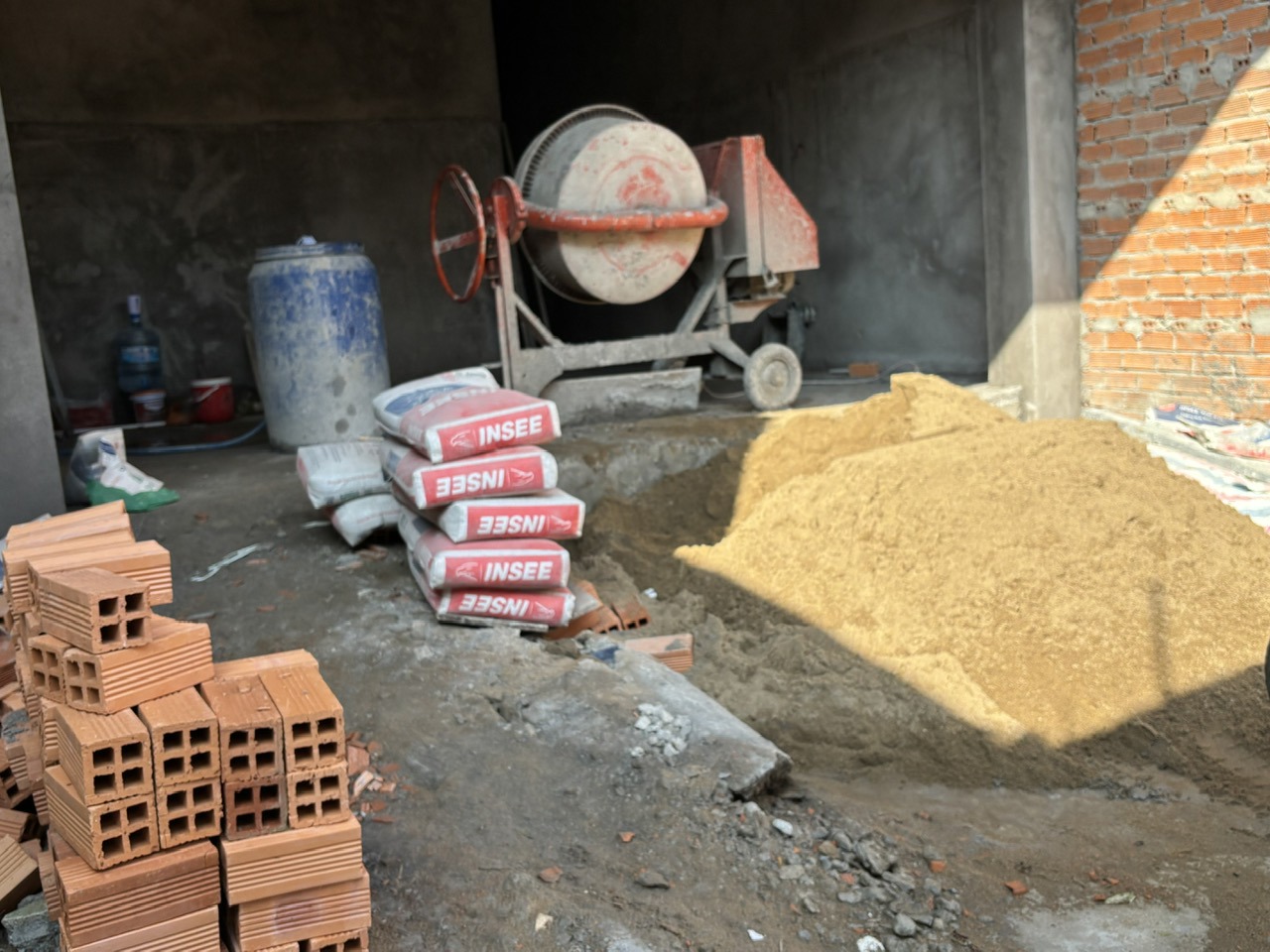 Giá vật liệu xây dựng ổn định giúp thi công các công trình thuận lợi, đúng tiến độ. Ảnh: T.H