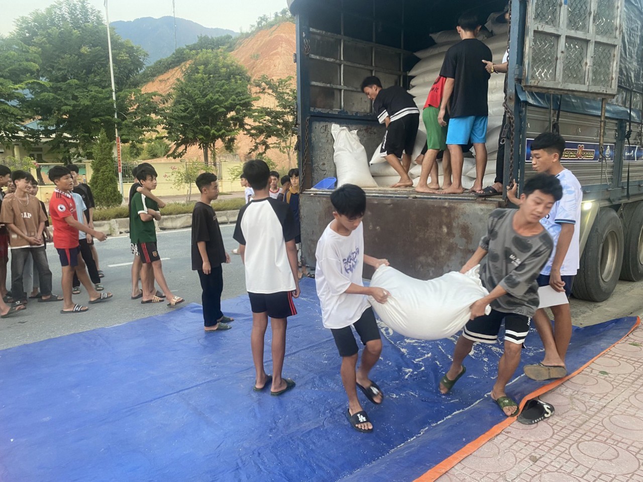 Gạo từ nguồn dự trữ quốc gia hỗ trợ trẻ em nhà trẻ, học sinh, học viên ở vùng đồng bào dân tộc thiểu số và miền núi, vùng bãi ngang, ven biển và hải đảo và cơ sở giáo dục có trẻ em nhà trẻ, học sinh hưởng chính sách.