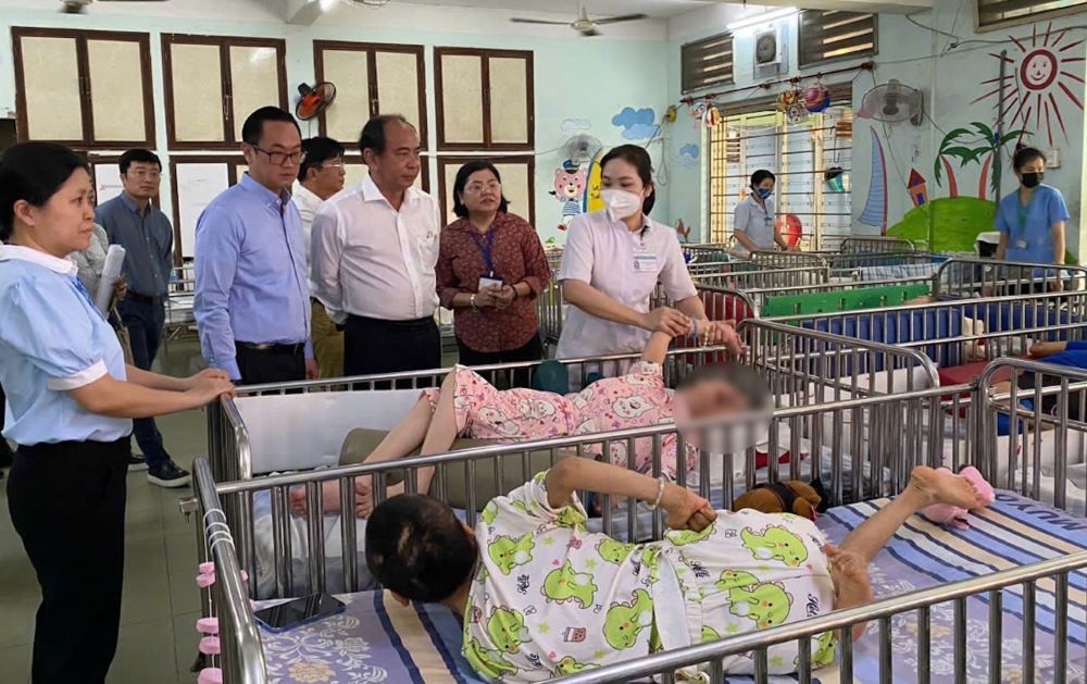 Sở Y tế TP. Hồ Chí Minh khảo sát thực trạng công tác chăm sóc sức khoẻ trẻ em khuyết tật tại Trung tâm bảo trợ trẻ tàn tật, mồ côi Thị Nghè. Ảnh: Sở Y tế TP. Hồ Chí Minh cung cấp