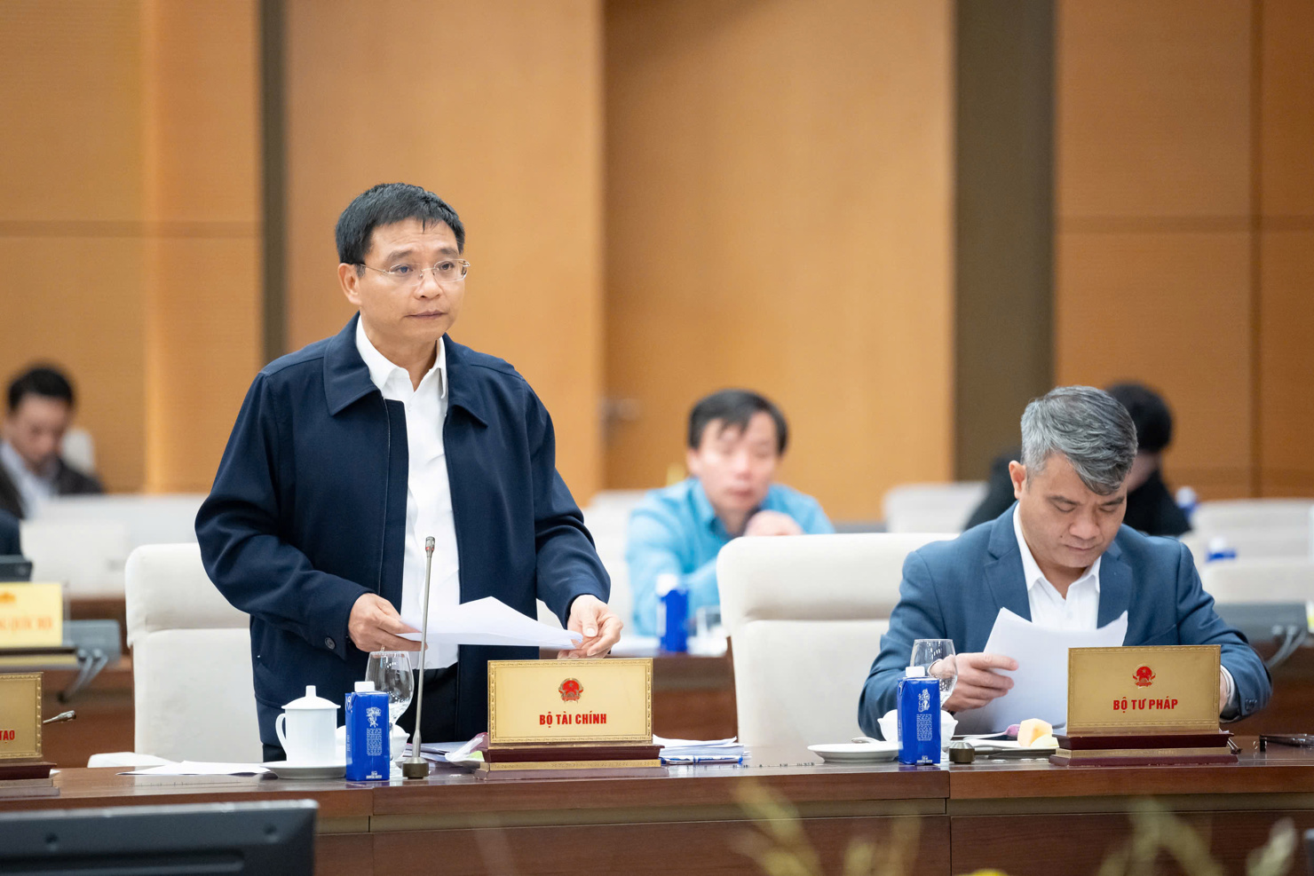 Bộ trưởng Bộ Tài chính Nguyễn Văn Thắng làm rõ thêm nội dung cơ quan thẩm tra nêu.